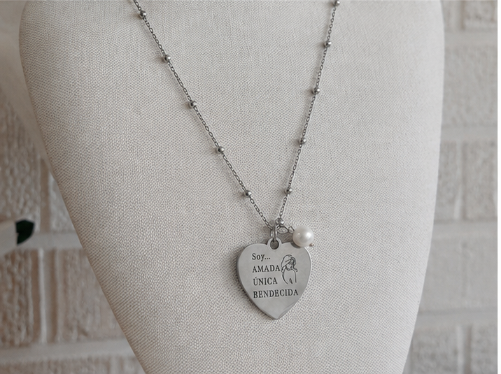 Collar Recordatorio AUB – Amada, Única & Bendecida