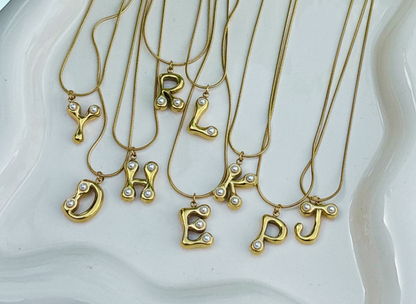 Cadena con Inicial detalle de perla en dorada!