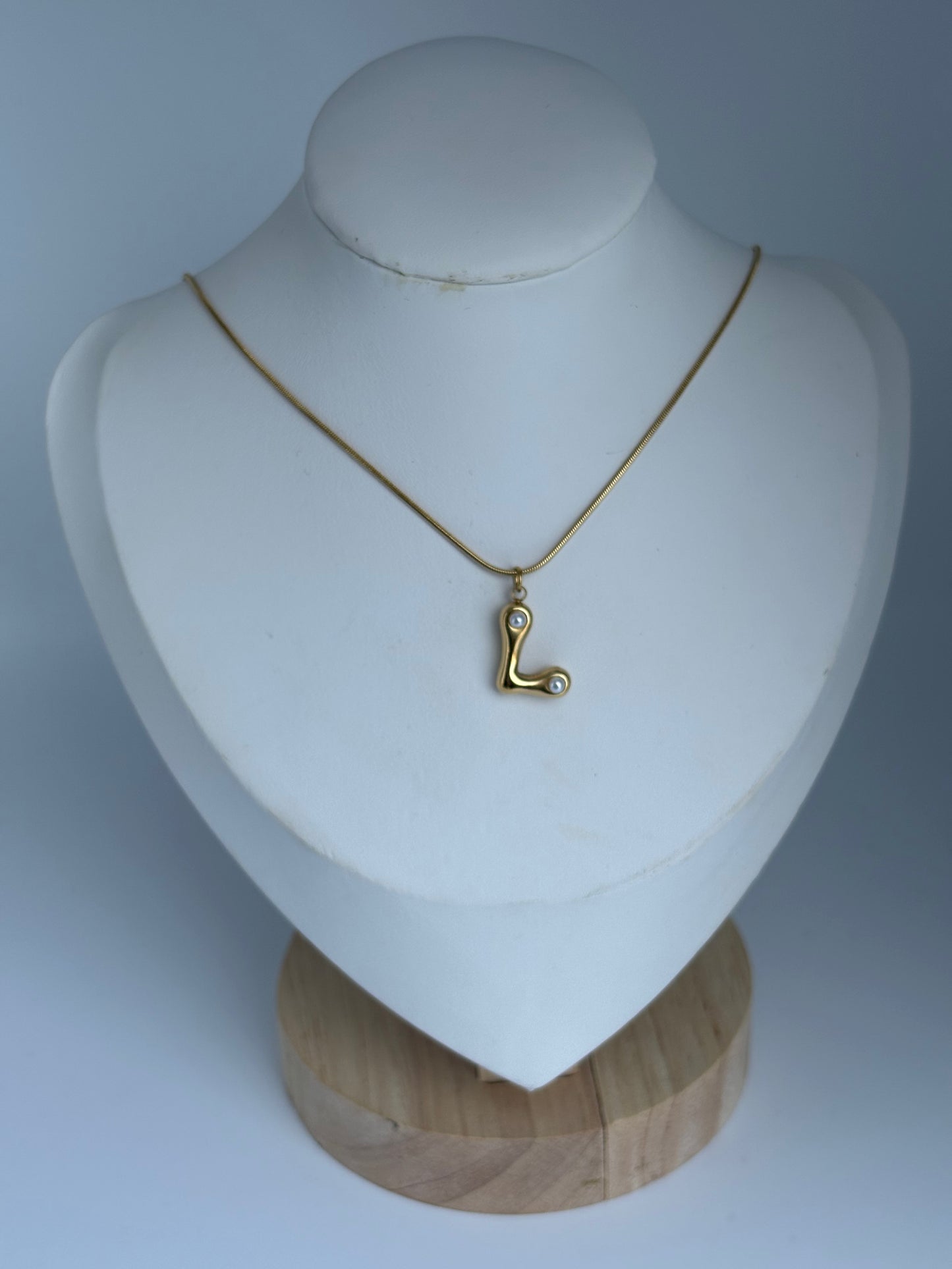 Cadena con Inicial detalle de perla en dorada!