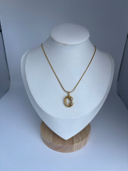 Cadena con Inicial detalle de perla en dorada!