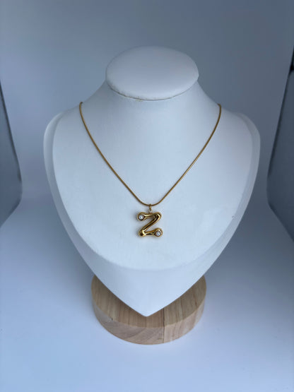 Cadena con Inicial detalle de perla en dorada!