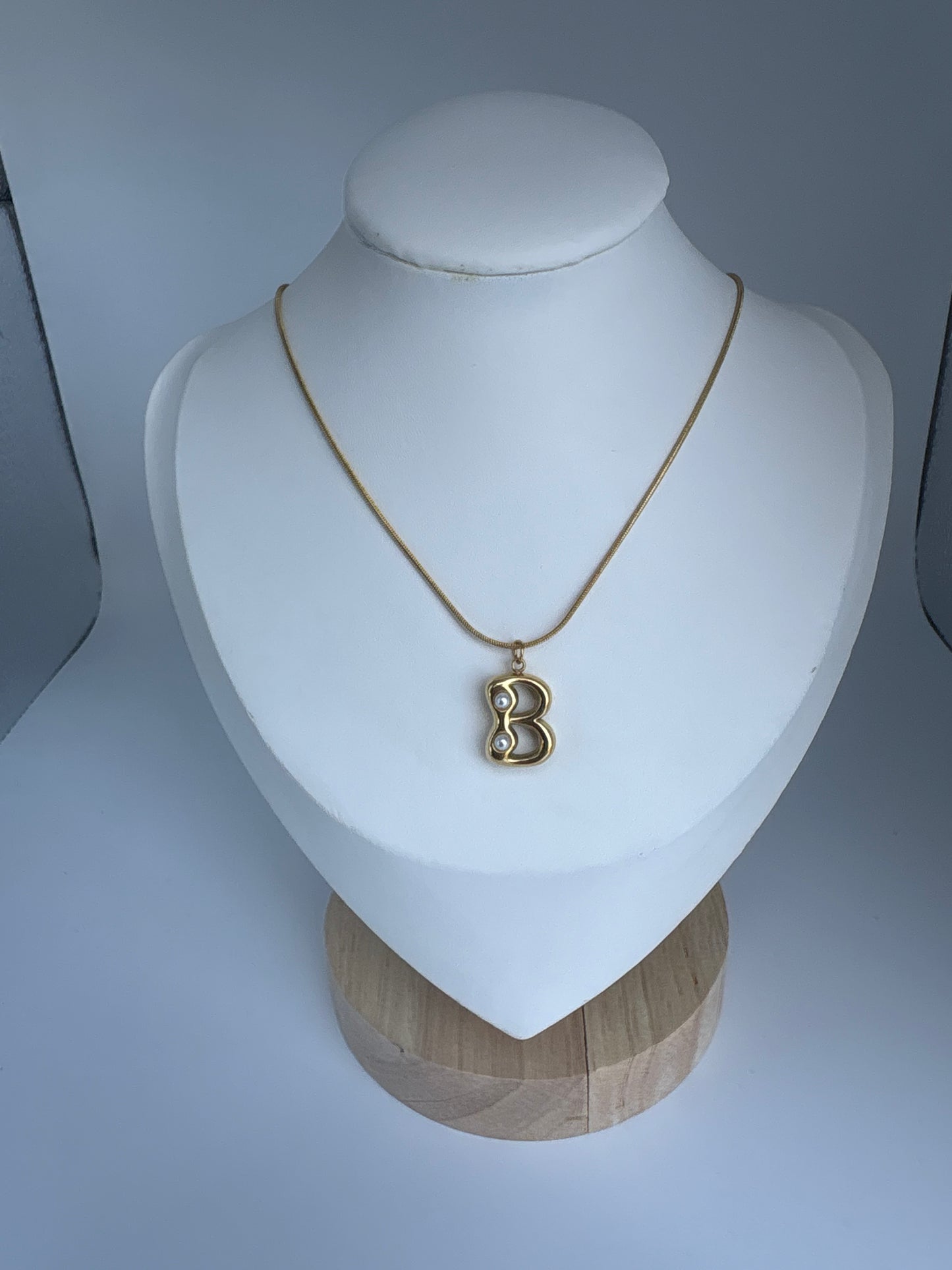 Cadena con Inicial detalle de perla en dorada!