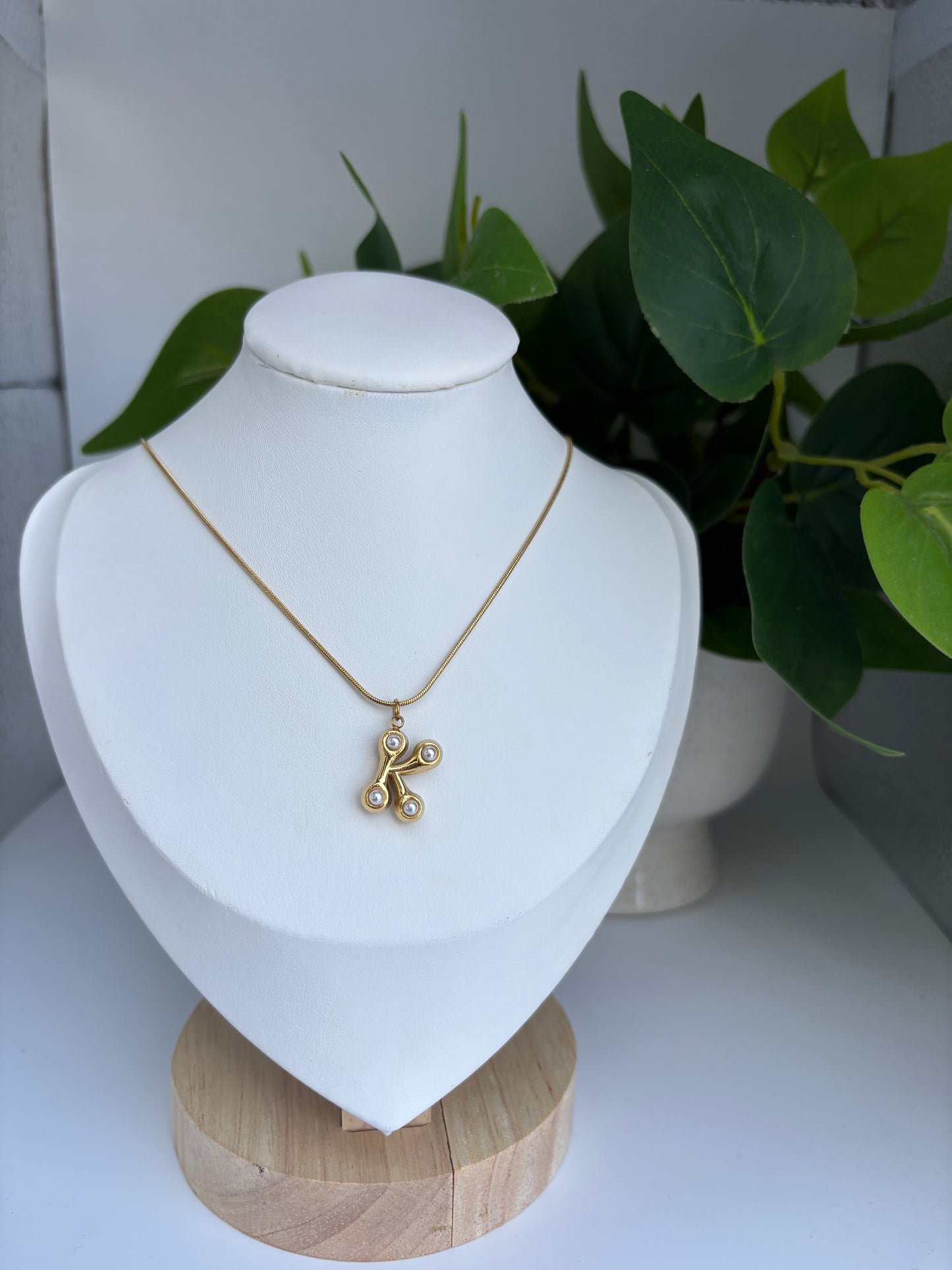 Cadena con Inicial detalle de perla en dorada!