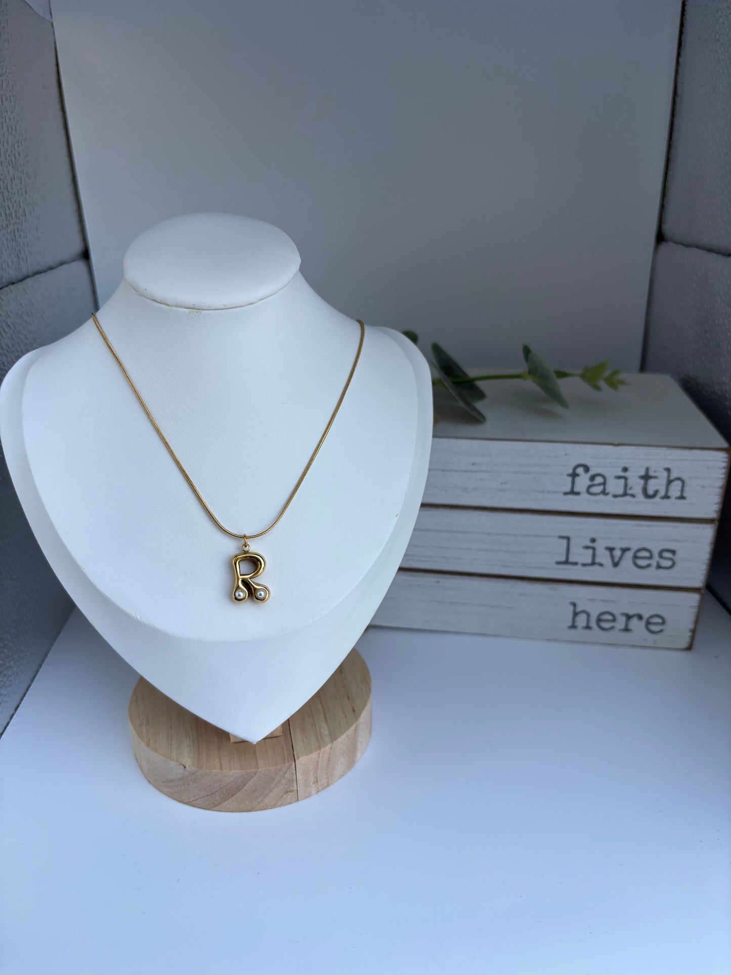 Cadena con Inicial detalle de perla en dorada!