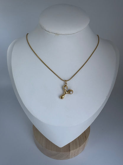 Cadena con Inicial detalle de perla en dorada!