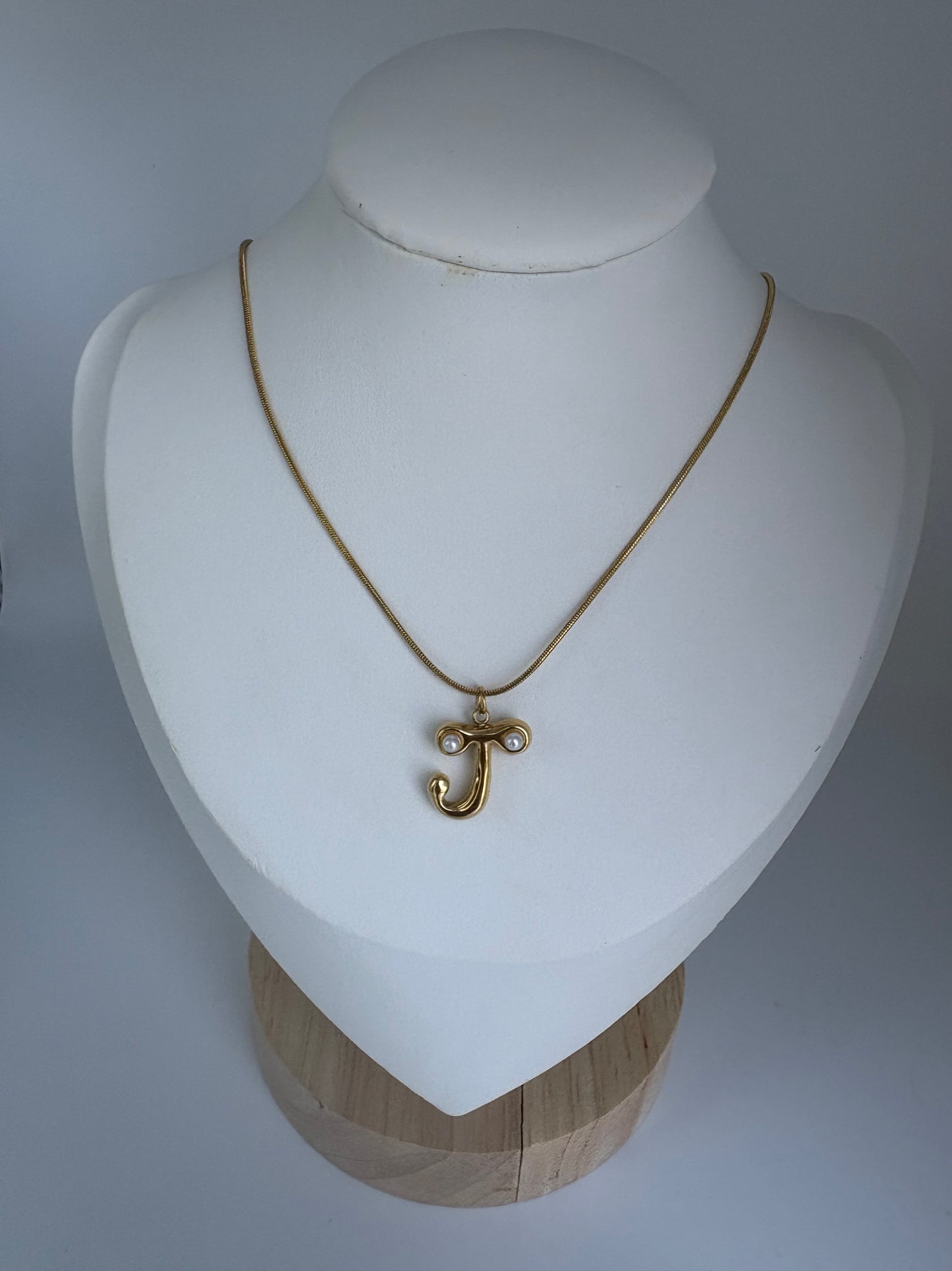 Cadena con Inicial detalle de perla en dorada!