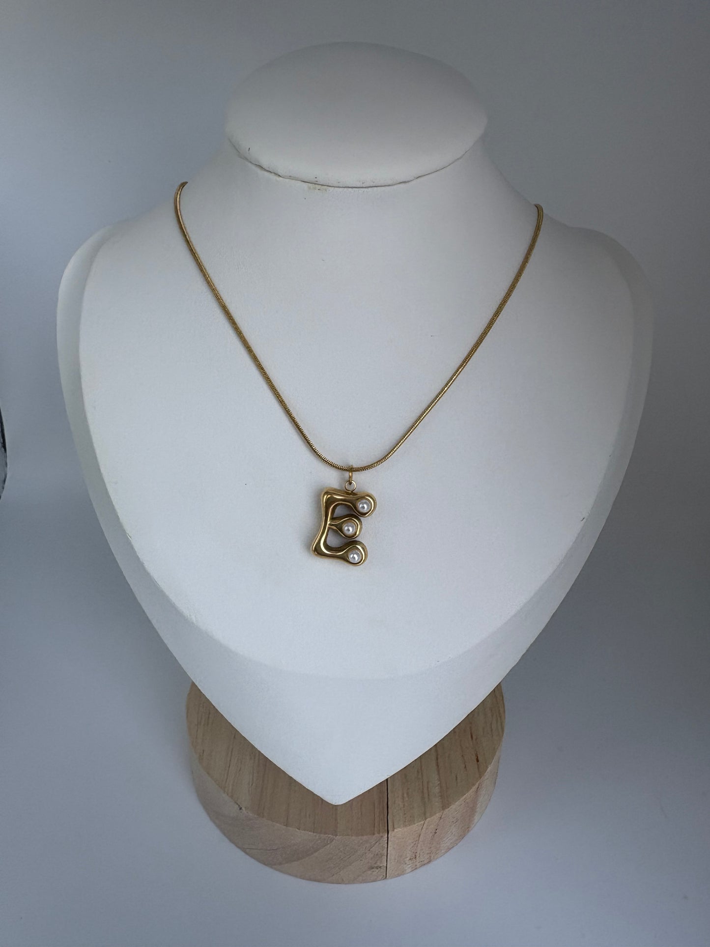 Cadena con Inicial detalle de perla en dorada!