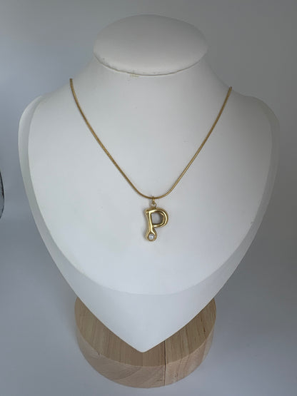 Cadena con Inicial detalle de perla en dorada!