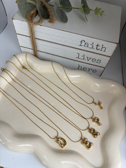 Cadena con Inicial detalle de perla en dorada!