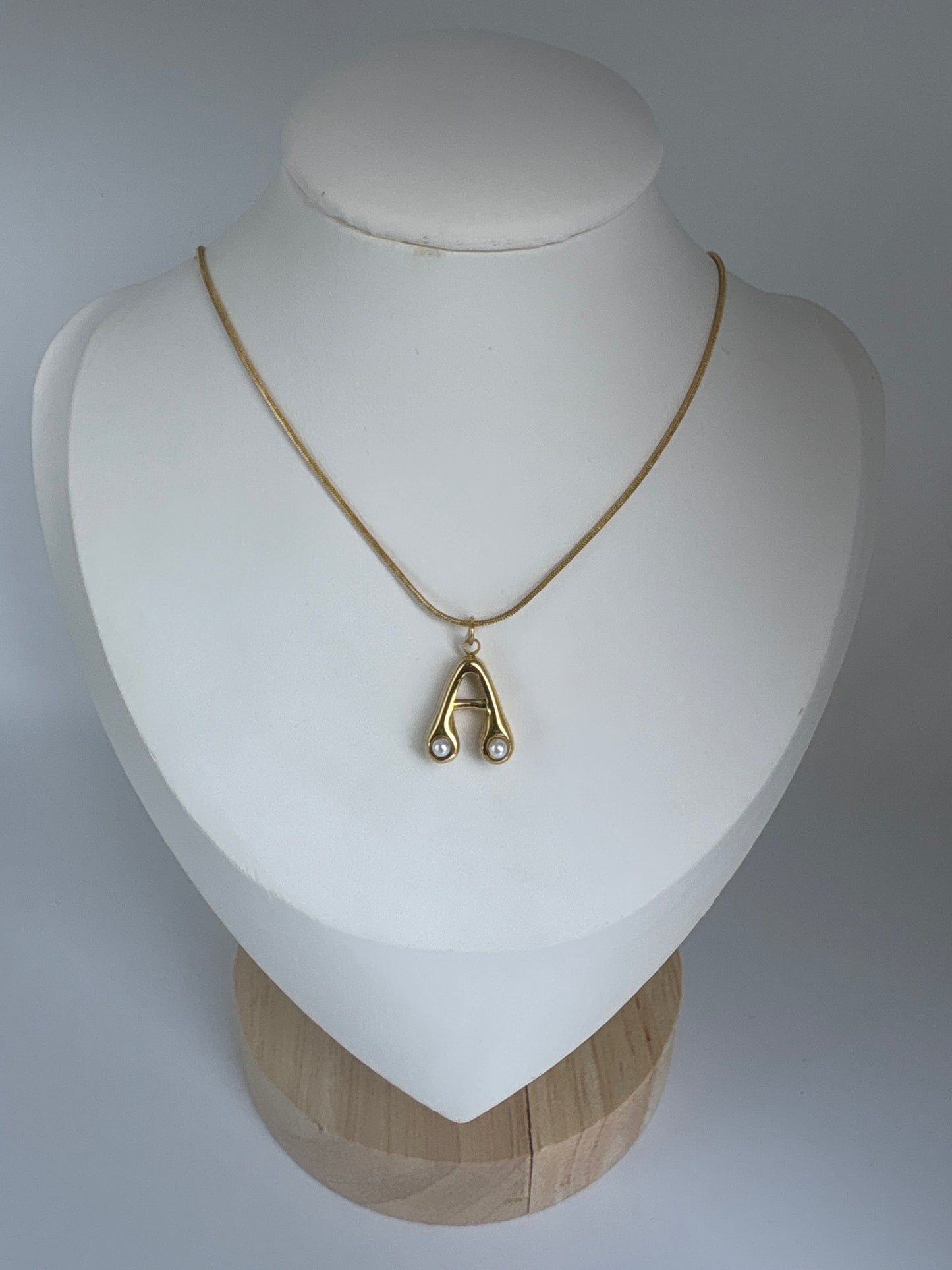 Cadena con Inicial detalle de perla en dorada!