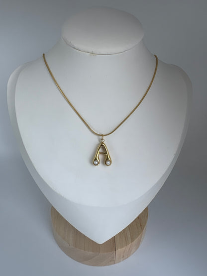 Cadena con Inicial detalle de perla en dorada!