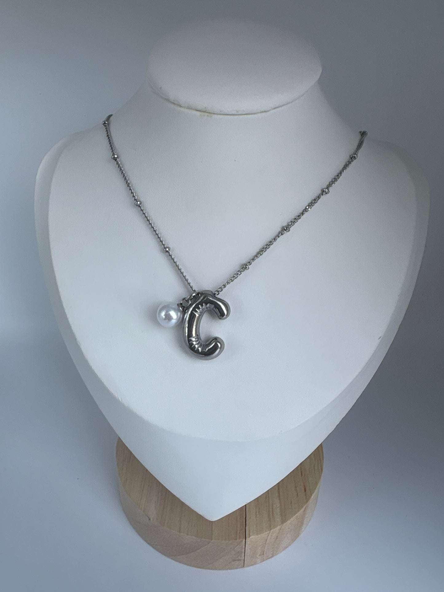 Cadena Inicial Plateada con Perla