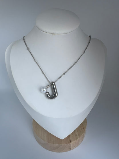 Cadena Inicial Plateada con Perla