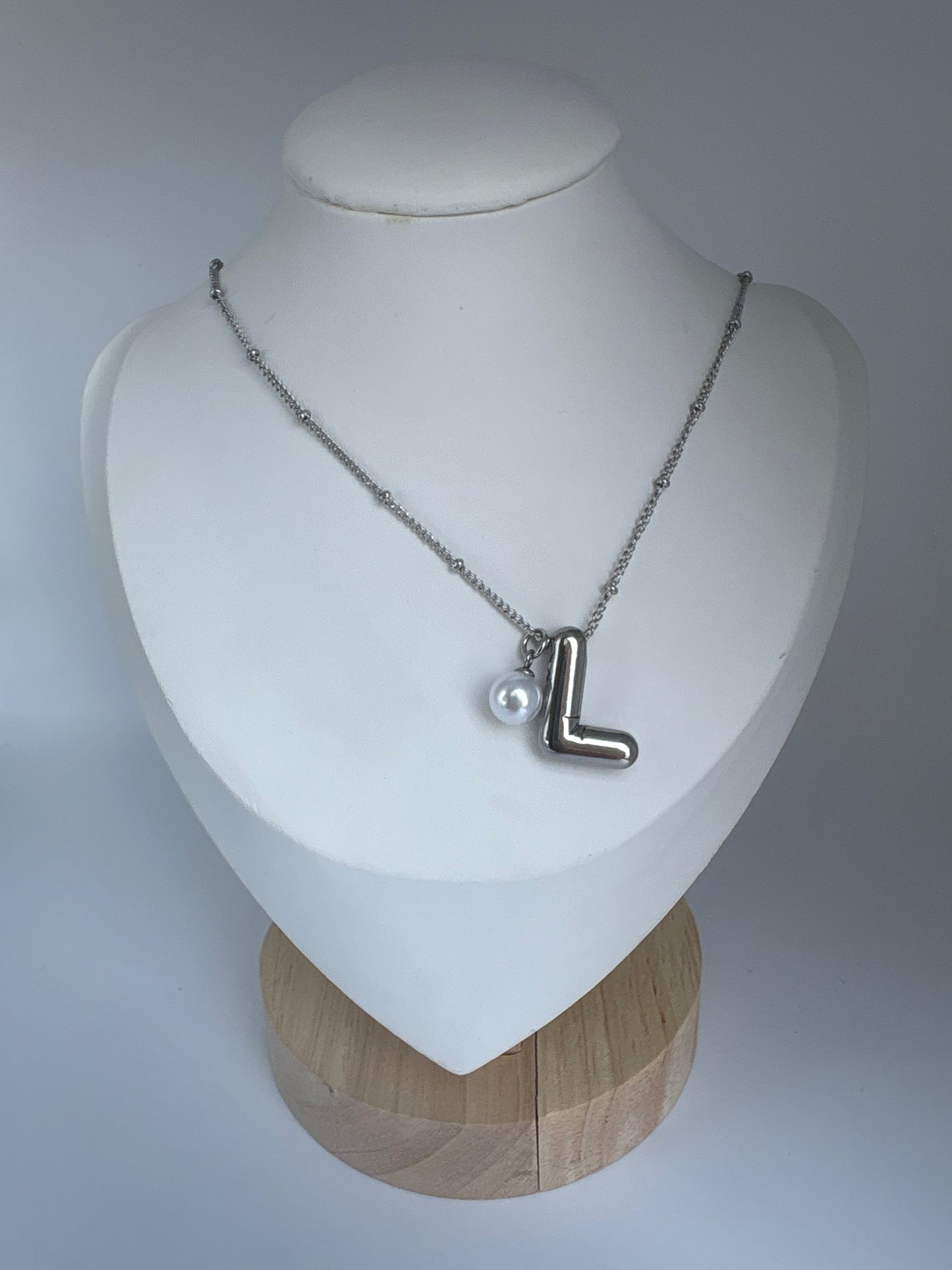 Cadena Inicial Plateada con Perla