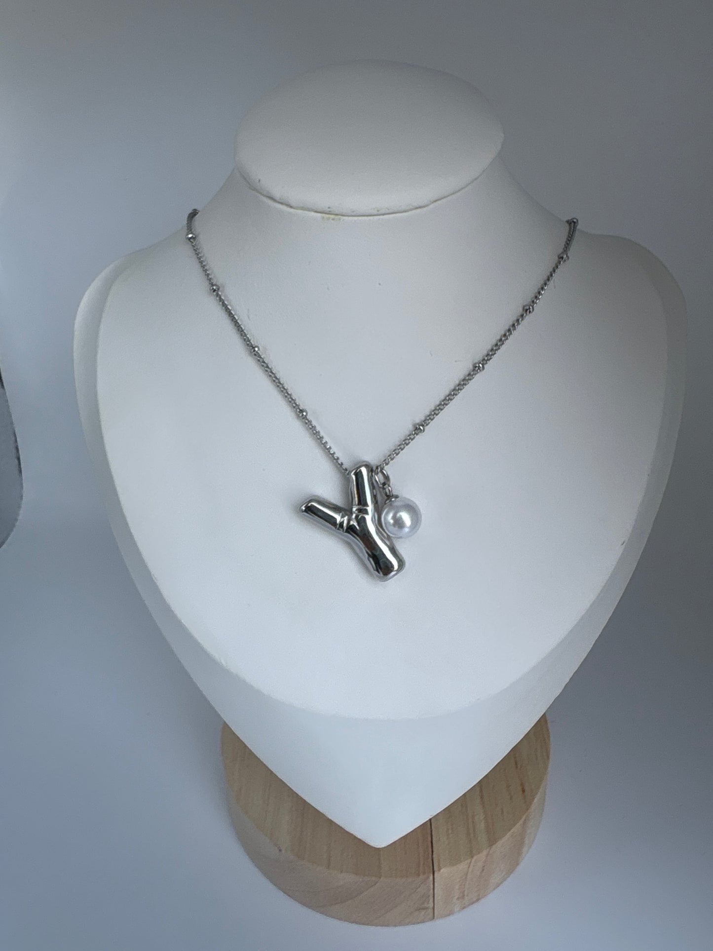 Cadena Inicial Plateada con Perla