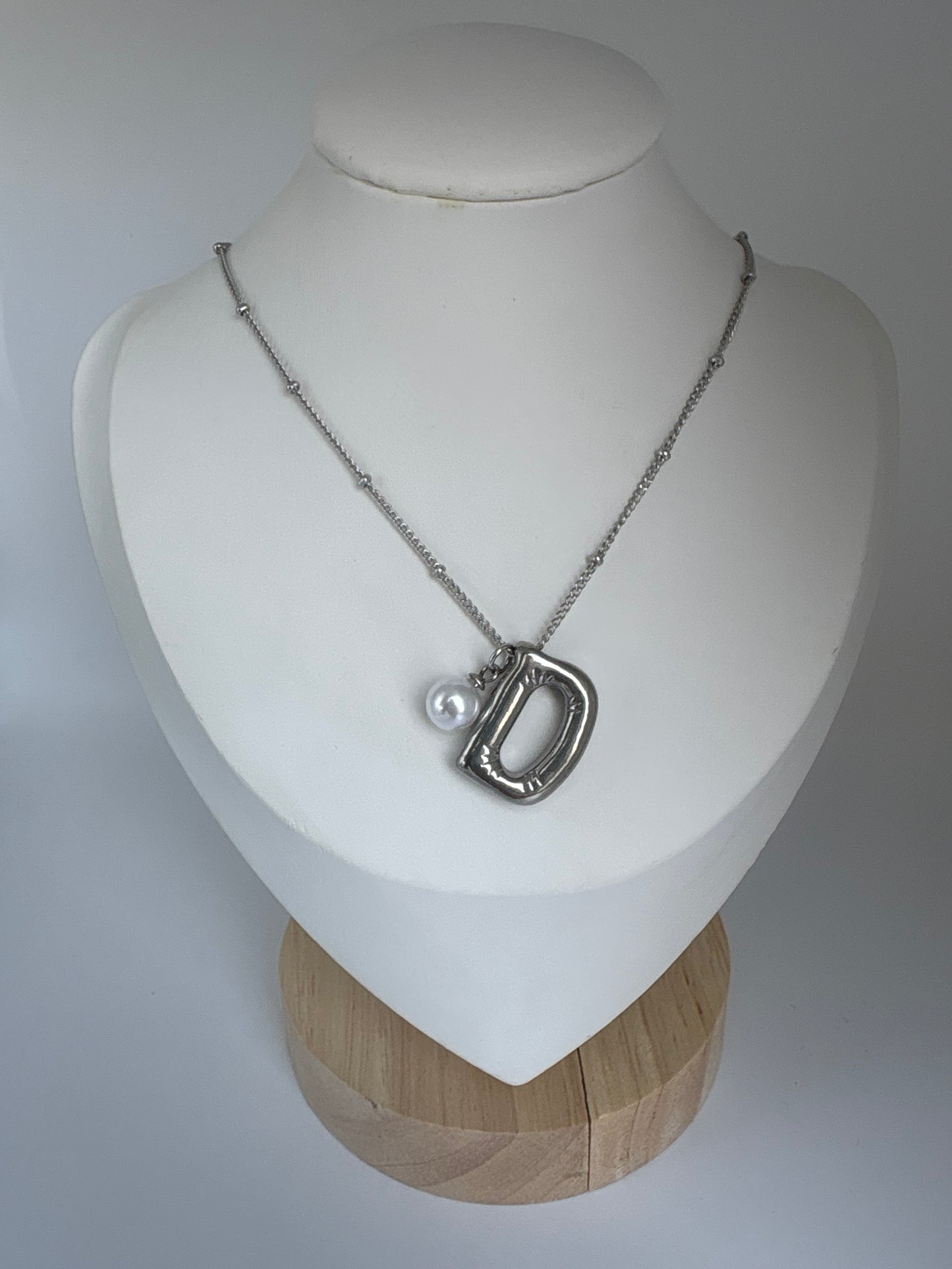 Cadena Inicial Plateada con Perla