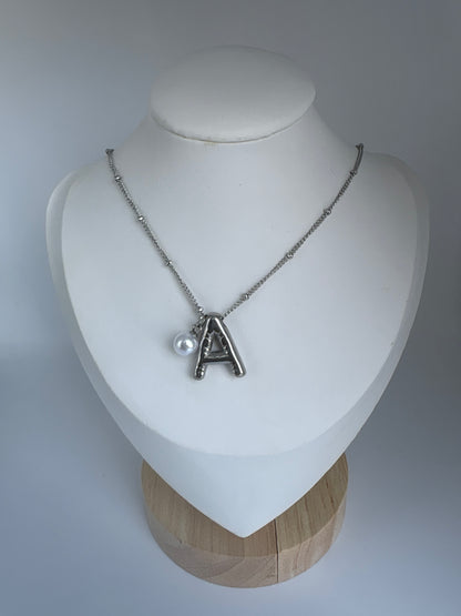 Cadena Inicial Plateada con Perla