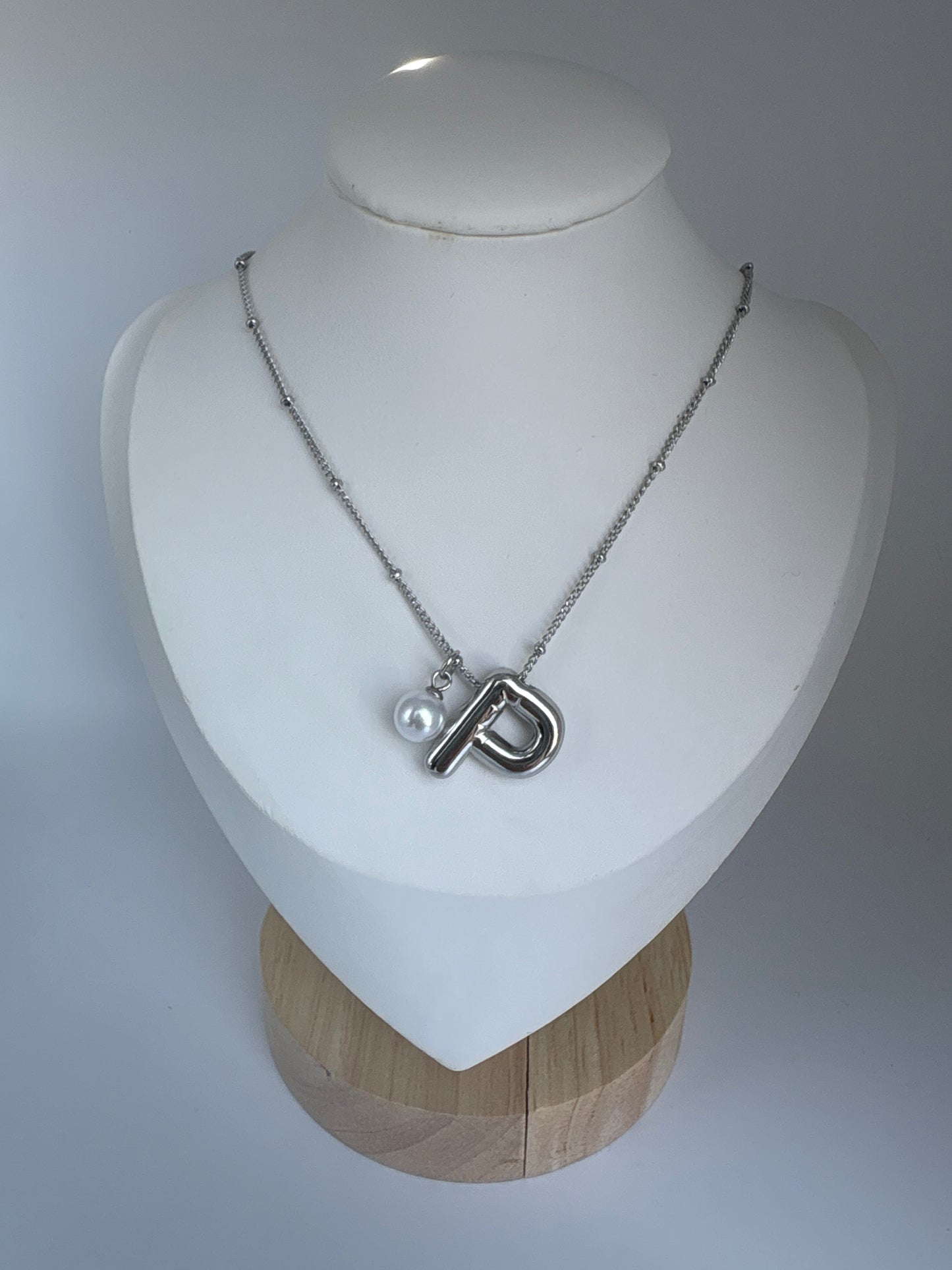 Cadena Inicial Plateada con Perla