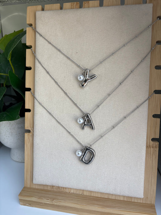 Cadena Inicial Plateada con Perla
